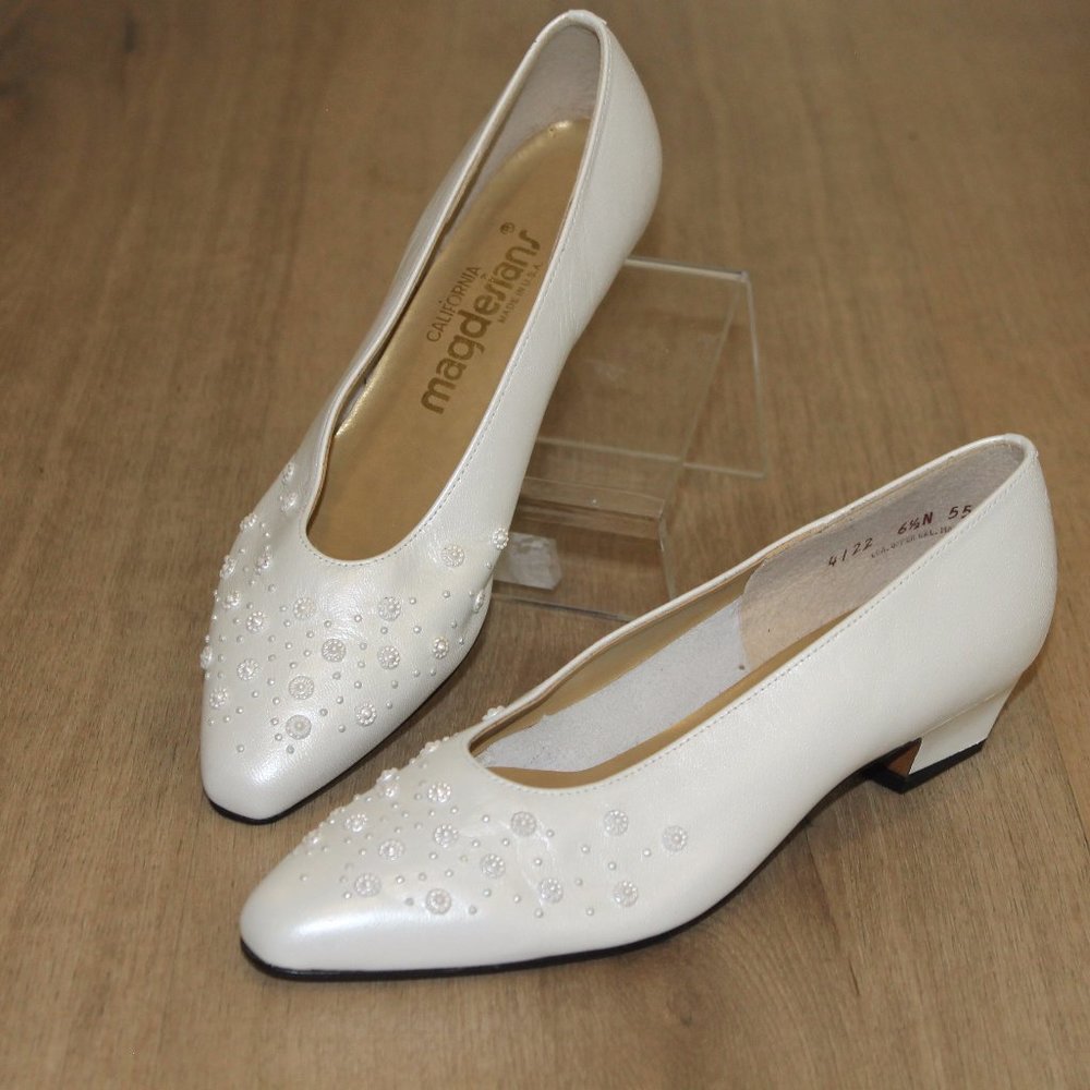 NEW VINTAGE CALIFORNIA MAGDESIANS SHINY WHITE EMBELLISHED BEADS SHOES 6.5 N